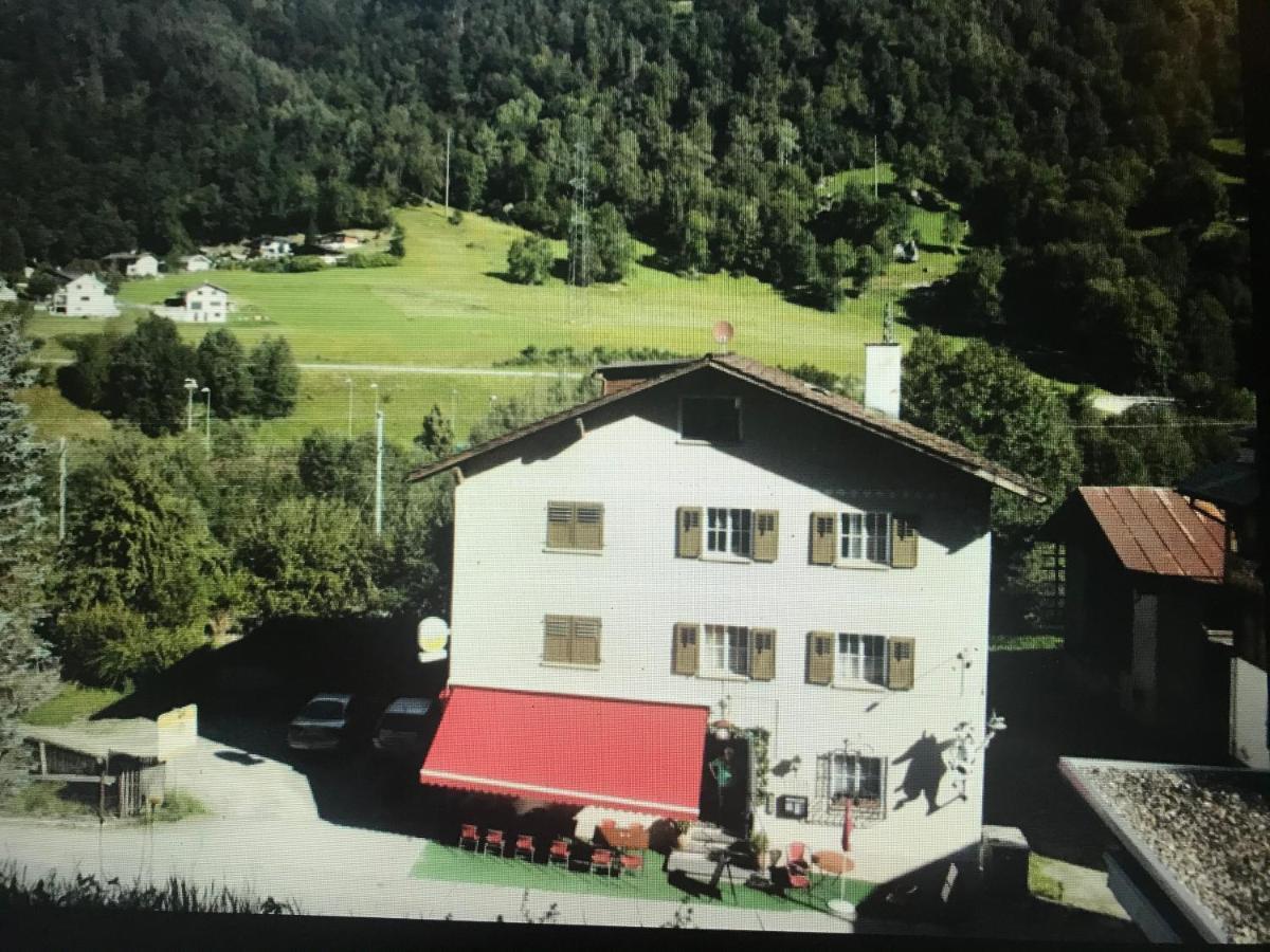 Alte Post Mit Geschichte Und Restaurant * Tavanasa